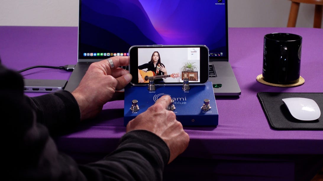 Vidami Blue pedal working with a phone and a laptop
